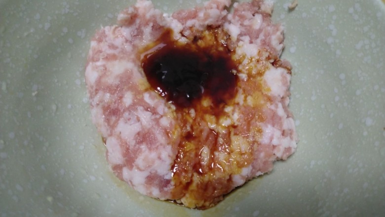 猪肉韭菜水煎包,加入耗油、<a style='color:red;display:inline-block;' href='/shicai/ 718'>料酒</a>、<a style='color:red;display:inline-block;' href='/shicai/ 788'>生抽</a>、盐、<a style='color:red;display:inline-block;' href='/shicai/ 756'>鸡精</a>。