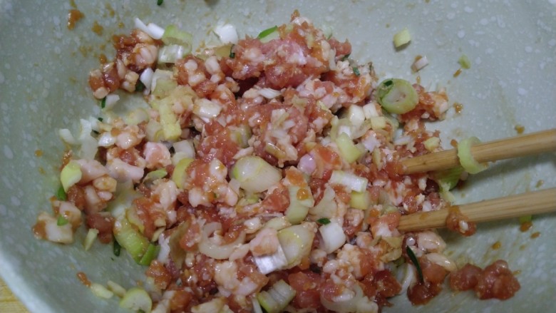 猪肉韭菜水煎包,猪肉馅中加入葱、姜碎,加入<a style='color:red;display:inline-block;' href='/shicai/ 847'>香油</a>搅拌均匀。