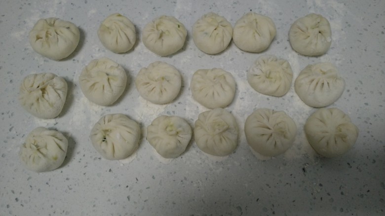 猪肉韭菜水煎包,取一个片包入馅料,全部包好。