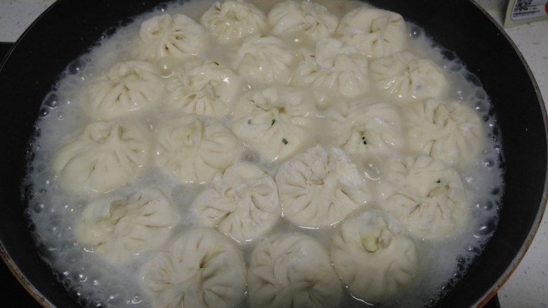猪肉韭菜水煎包,小火煎至底部金黄,倒入面粉汁。