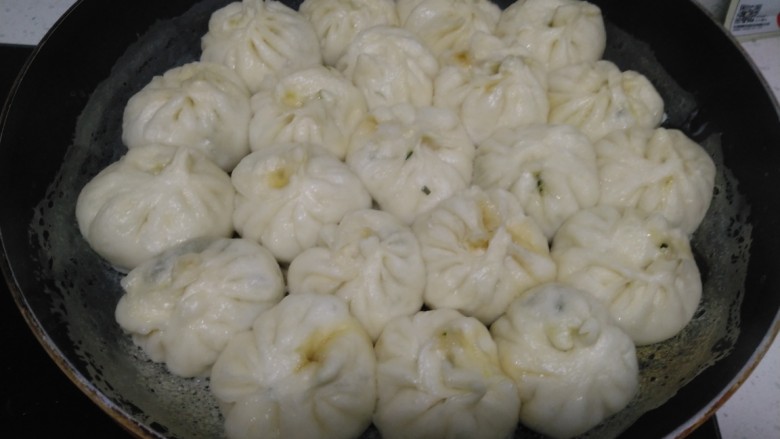 猪肉韭菜水煎包,小火煎至13分钟,大火收汁。