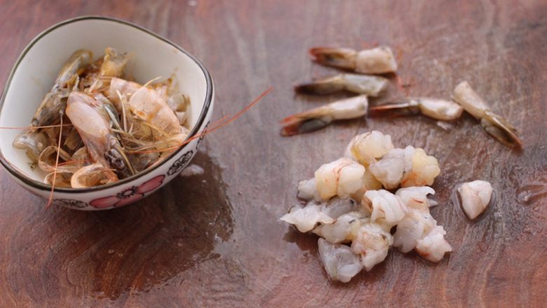 虾仁肉靡酿苦瓜,<a style='color:red;display:inline-block;' href='/shicai/ 294'>海虾</a>去皮后,再去虾线洗净后,用刀切块,虾尾留着。