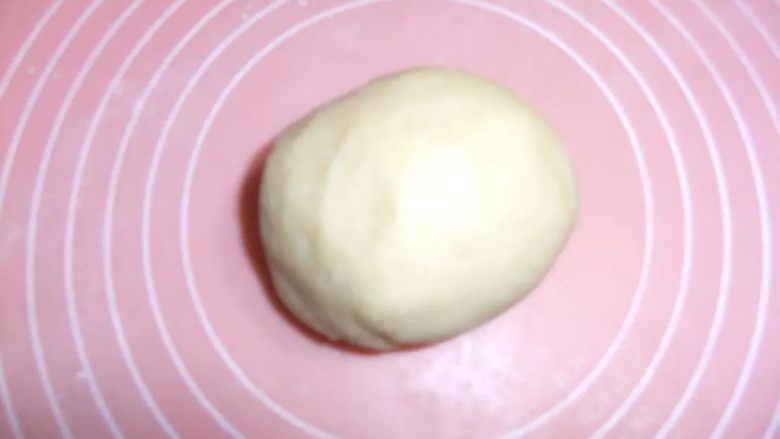 黄桃派,加入100g低筋面粉,揉成光滑的面团。