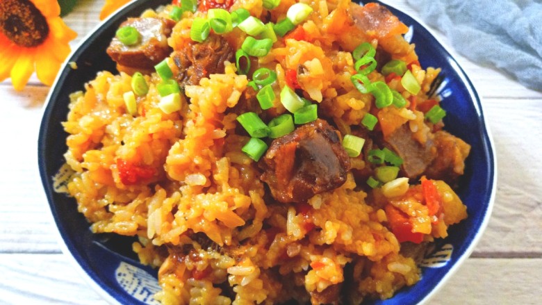 新疆特色手抓饭,盛一碗撒上<a style='color:red;display:inline-block;' href='/shicai/ 3232'>香葱</a>花,好香哦