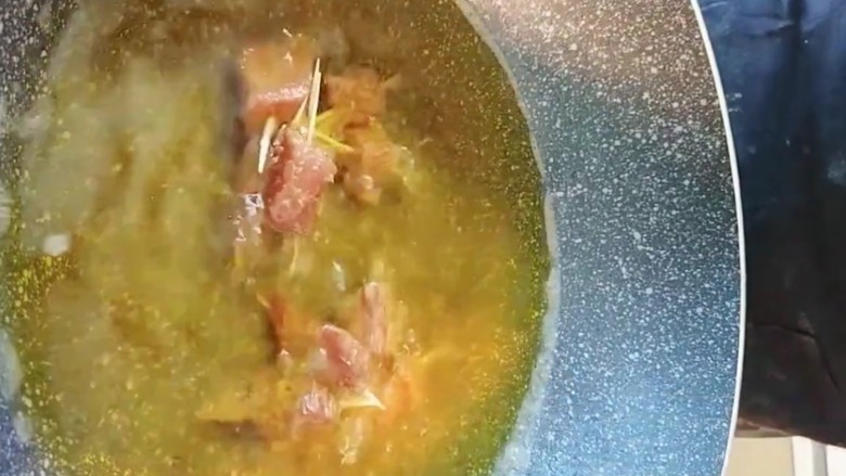 麻辣牙签牛肉,起油烧锅,四成油温下锅