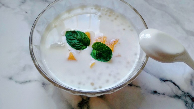 手煮奶茶西米露,用薄荷叶子点缀一下。,喜欢喝冰镇糖水的小可爱们可以冰镇一下。