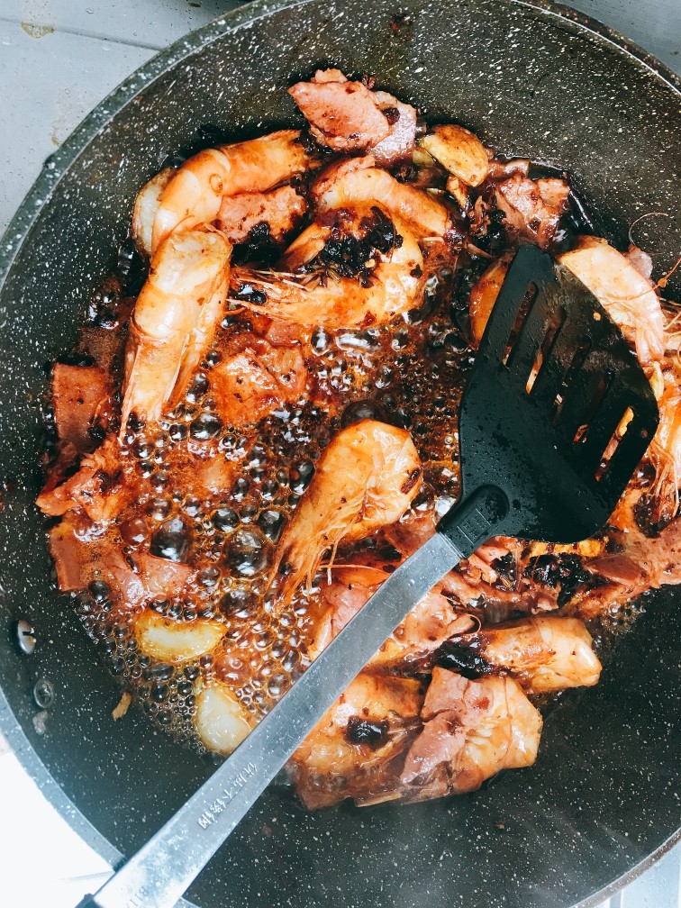麻辣香锅,放入一小袋海底捞香锅料,翻炒均匀