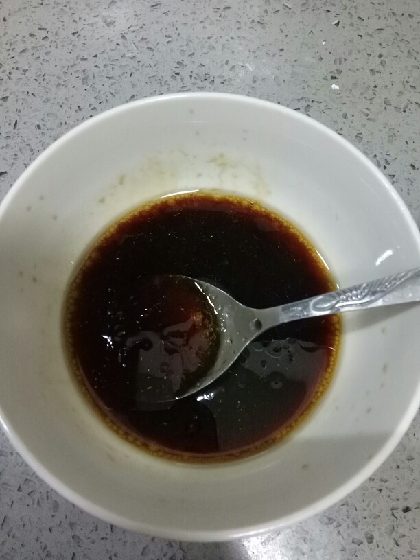 酸辣脱骨鸡爪,两勺生抽，两勺醋，一勺蚝油，一勺香油（芝麻油），半勺盐，一勺白糖，搅拌均匀。