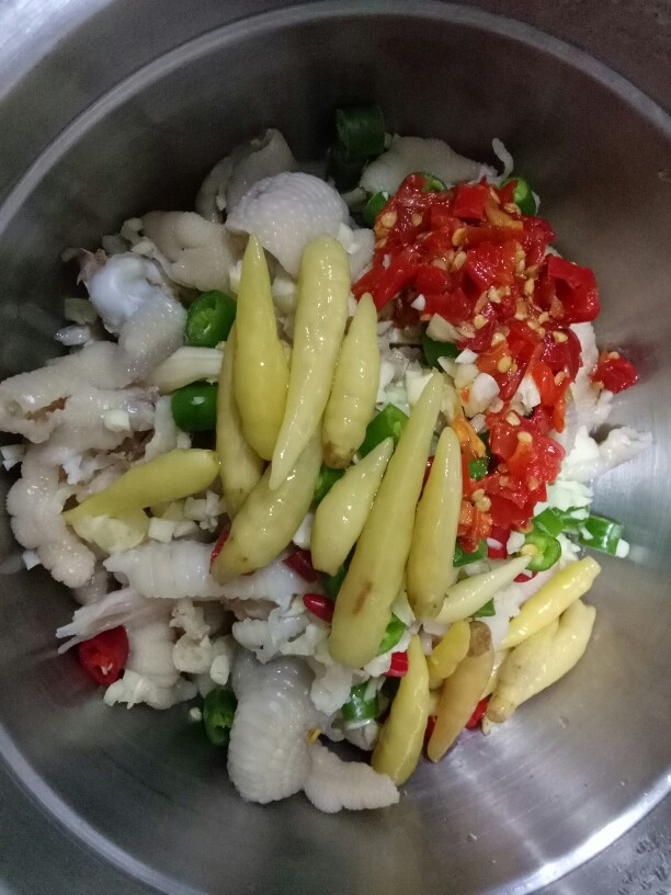 酸辣脱骨鸡爪,倒入<a style='color:red;display:inline-block;' href='/shicai/ 61'>青椒</a>，小米辣，蒜，<a style='color:red;display:inline-block;' href='/shicai/ 803'>剁椒</a>，<a style='color:red;display:inline-block;' href='/shicai/ 703'>泡椒</a>，<a style='color:red;display:inline-block;' href='/shicai/ 131'>香菜</a>（不吃<a style='color:red;display:inline-block;' href='/shicai/ 131'>香菜</a>的可以不加）最后加入<a style='color:red;display:inline-block;' href='/shicai/ 595'>柠檬</a>片。