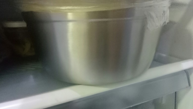 酸辣脱骨鸡爪,搅拌均匀放入冰箱冷藏两小时。