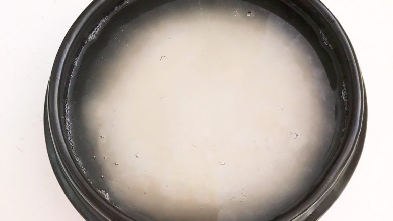 宝宝爱吃的海鲜砂锅粥,加入冷水浸泡15分钟,水量与大米的比例是4:1
