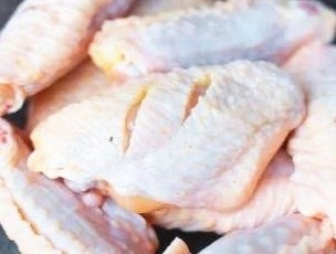 咸蛋黄鸡翅,在鸡翅表面划两道,方便入味