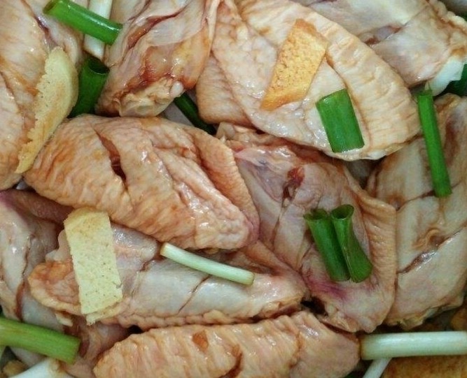 咸蛋黄鸡翅,将腌料与鸡翅搅拌均匀,腌制半小时入味