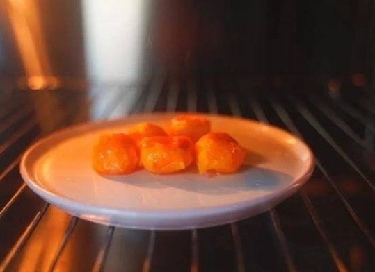 咸蛋黄鸡翅,把咸蛋黄放进烤箱,180度,上下火,烤8分钟(也可以把咸蛋黄放蒸锅蒸熟)