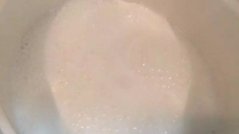 手煮奶茶,煮开,把茶水倒进去混合在一起,喜欢茶味重的,多茶少奶,奶味重的多奶少茶。