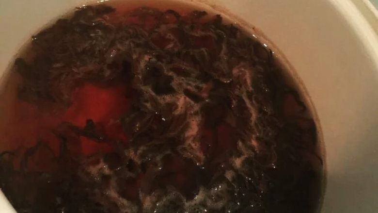 手煮奶茶,水开了之后就倒下去茶叶,煮,如果喜欢苦点的就煮2分钟,然后泡一会,茶味会很重很香。