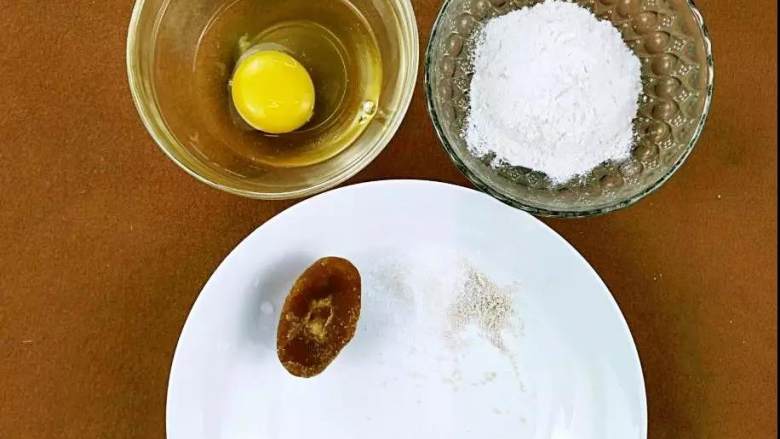 biubiubiu，茶油轻松做！超级无敌好吃的蛋烘糕~~,混合面糊时，加入10克山茶油。

然后，将所有材料都混合到一起，搅拌搅拌。

面糊里添加济心泉山茶油，可以让蛋烘糕口感更清香，也更具丰富营养，同时山茶油具有的“不聚脂性”一定程度上还可以促进消化吸收。

而且在后期煎制的时候不仅不容易粘锅，还能蛋烘糕更富有光泽。