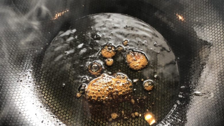 梅干菜烧肉,白砂糖融化变成焦糖色