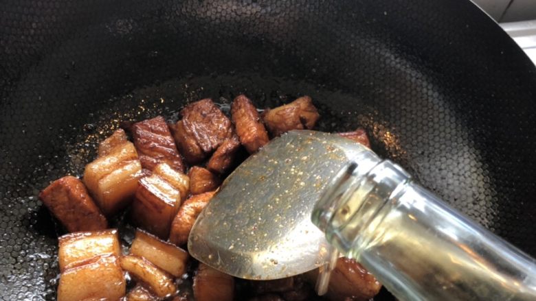 梅干菜烧肉,加入料酒