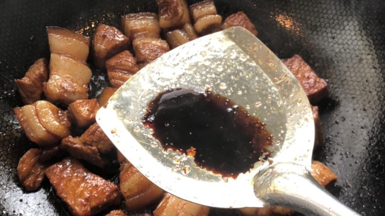 梅干菜烧肉,加入一点点<a style='color:red;display:inline-block;' href='/shicai/ 762'>老抽</a>上色