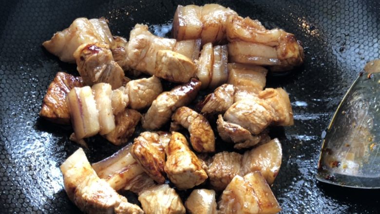梅干菜烧肉,倒入<a style='color:red;display:inline-block;' href='/shicai/ 414'>猪肉</a>翻炒上色