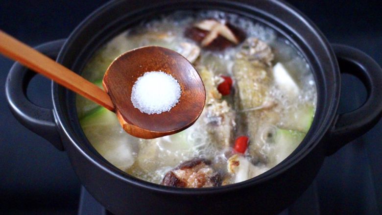 海浮鱼冬瓜冻豆腐煲,根据个人口味,加入适量的盐调味。