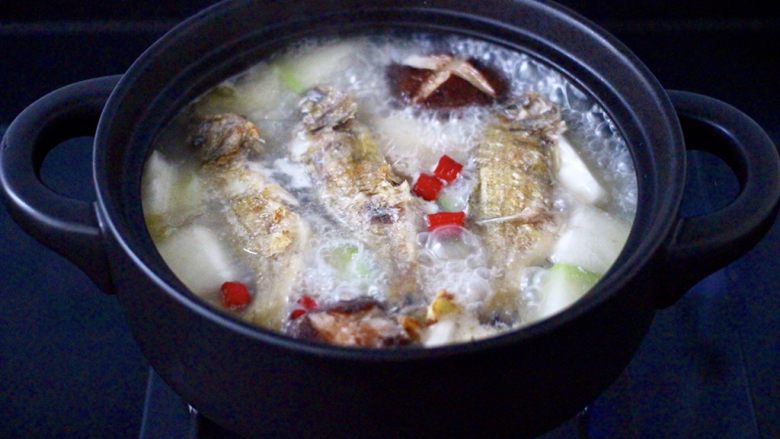 海浮鱼冬瓜冻豆腐煲,看见砂锅中的汤汁慢慢变白,变得越来越浓稠的时候。