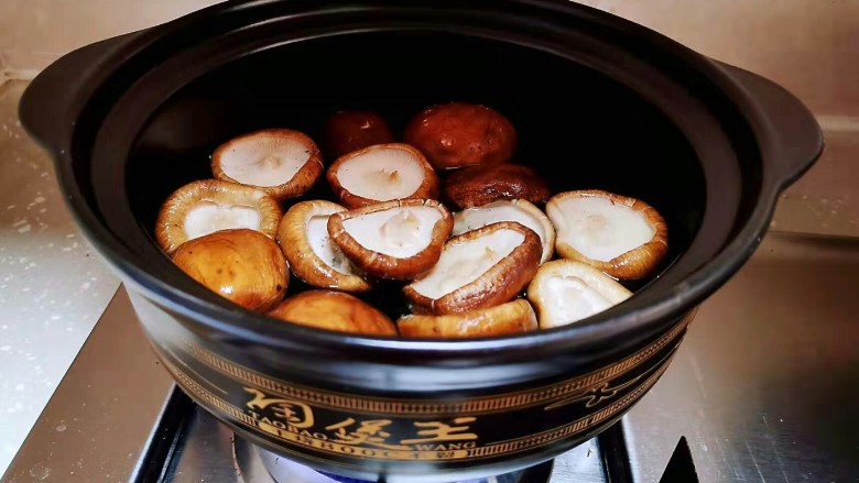 比肉还好吃的素鲍鱼,砂锅水开,把<a style='color:red;display:inline-block;' href='/shicai/ 230'>香菇</a>放下去烫软。