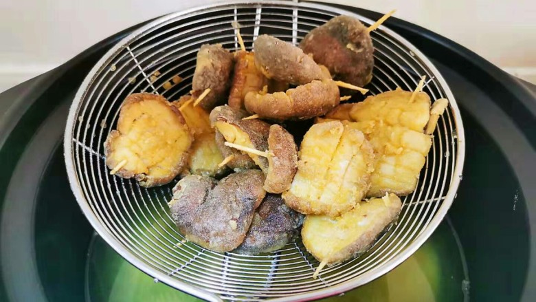 比肉还好吃的素鲍鱼,油热放下去香菇,炸到八分熟捞起来沥干油