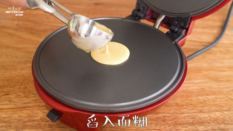 【无油肉松蛋酥卷】咬一口“咔滋脆”,小红锅最高温预热至红灯灭,舀入面糊