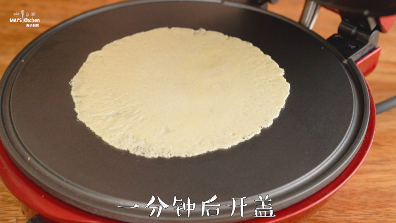 【无油肉松蛋酥卷】咬一口“咔滋脆”,盖上上盖,烘烤1-2分钟后