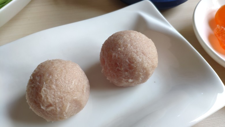一颗有“内涵”的莲藕丸子,丸子大小根据自己喜欢,只要把蛋黄完美包裹就行。