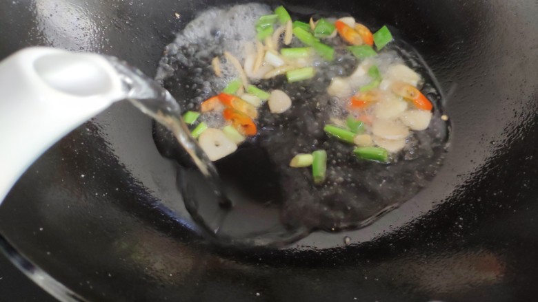 一颗有“内涵”的莲藕丸子,炒锅加一点点油,爆香葱姜蒜,加入适量热水。