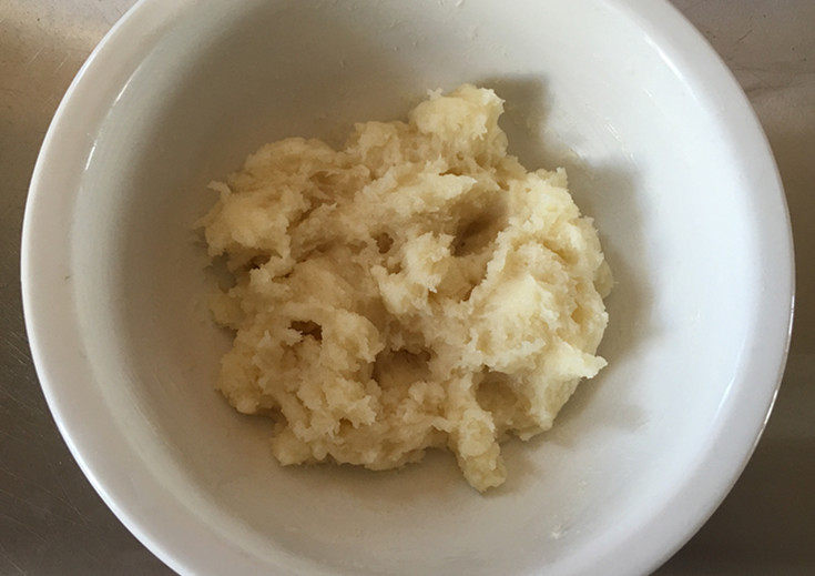 莲蓉蜜豆冰皮月饼,蒸好后取出,搅拌使之降温。