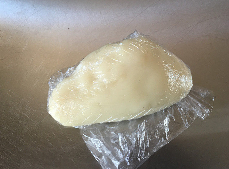 莲蓉蜜豆冰皮月饼,晾至不烫手的时候,装入保鲜袋将其揉匀备用。