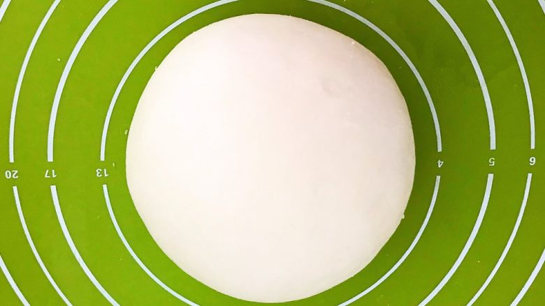 腐乳葱香饼,揉成光滑的面团,盖上保鲜膜静,饧面20分钟