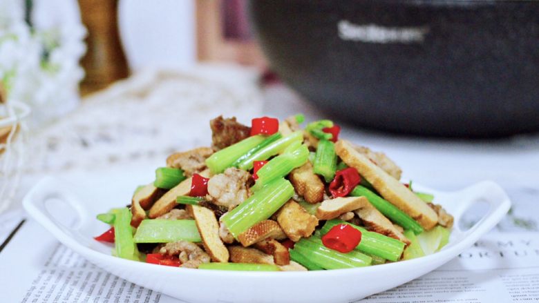 豆干肉片芹菜小炒,好吃又营养丰富,下饭又下酒哟。