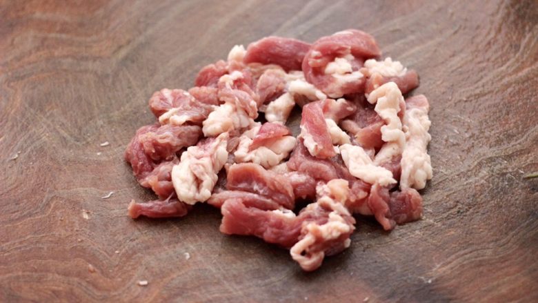 豆干肉片芹菜小炒,<a style='color:red;display:inline-block;' href='/shicai/ 414'>猪肉</a>洗净后,用刀切成薄片。