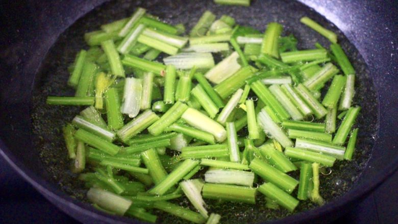 豆干肉片芹菜小炒,锅中倒入适量的清水烧开,加入一勺盐和几滴<a style='color:red;display:inline-block;' href='/shicai/ 849'>花生油</a>,把芹菜放入锅中进行焯水,变色即可捞出,过冷水后沥干备用,把豆干也用同样的方式焯一下水。