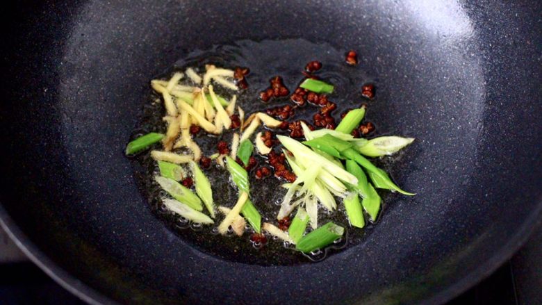 豆干肉片芹菜小炒,另起锅烧热后,倒入花生油烧至六成热时,小火慢慢炸香<a style='color:red;display:inline-block;' href='/shicai/ 700'>花椒</a>,再大火爆香葱姜丝。