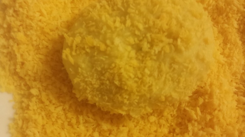 南瓜饼,南瓜与糯米粉1:1比例搓粉。包好外面裹上一层面包糠。