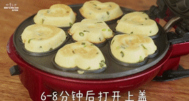 咸香【奶酪香葱小蛋糕】外酥内软,小红锅最高温预热完成后,刷适量无盐黄油,舀入约28g面糊,盖上上盖。
最高温烘烤6-8分钟取出置于晾架晾凉