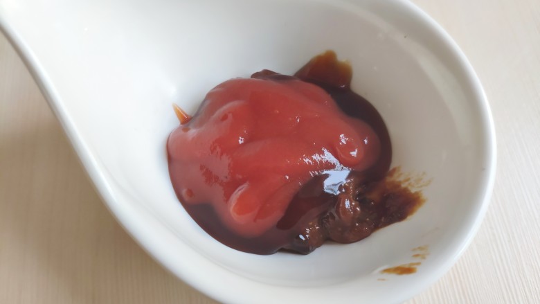 铁板豆腐,加入一勺<a style='color:red;display:inline-block;' href='/shicai/ 753'>番茄沙司</a>,喜欢番茄口味的可多加点。