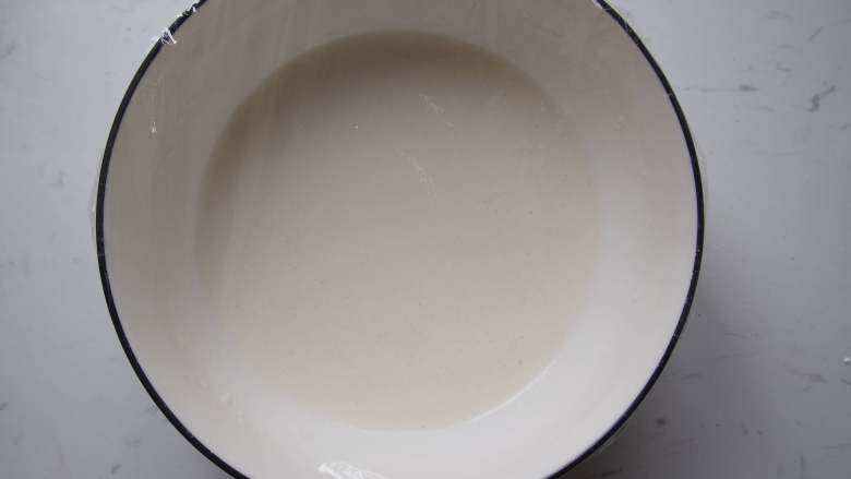 豆沙藜麦冰皮月饼,将粉浆包上保鲜膜静置半小时后,放入蒸锅蒸半小时至熟透。