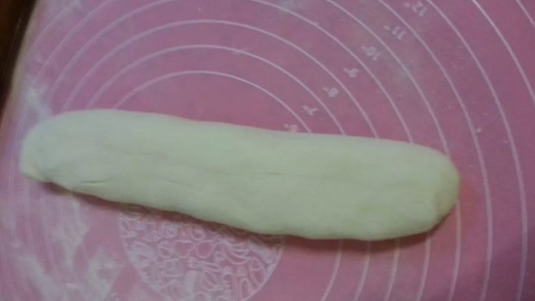 驴肉火烧,面粉加适量盐,水要慢慢加入,和的粉要稍为软点好哈!用温热水和好面,放到冰箱醒30分钟!醒面时我们就做酥油。