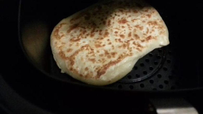 驴肉火烧,煎两面黄色取出,放到空气炸锅200度5——6分钟,要勤看一下得翻面烤,两面带脆就好了,(这个步骤也可以用烤箱烤)。
