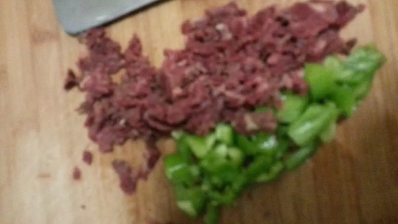 驴肉火烧,把熟驴肉切碎,<a style='color:red;display:inline-block;' href='/shicai/ 61'>青椒</a>切碎待用。