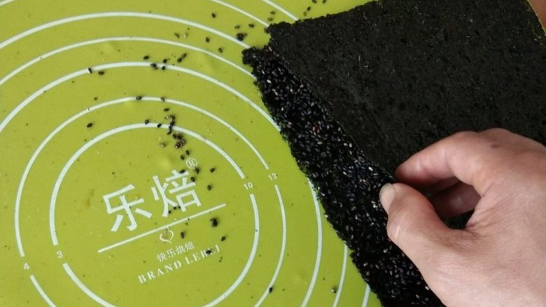 自制海苔片,在另一片海苔上,也均匀刷上一层酱然后把两片海苔对齐和盖在一起。