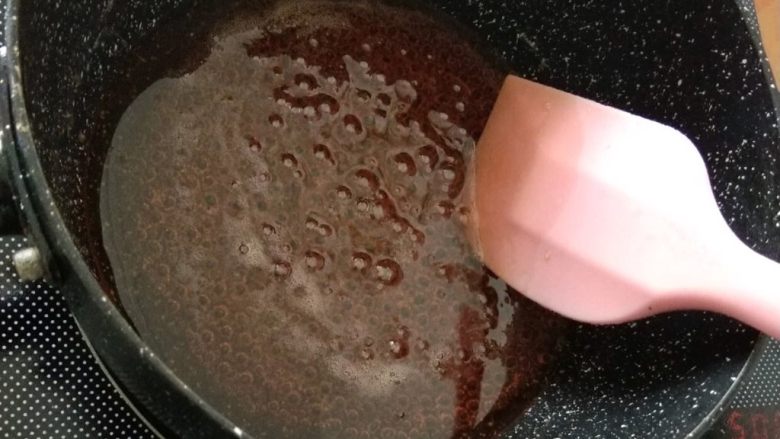 自制海苔片,用刮刀搅拌煮至细砂糖完全融化,用手指捻酱抖,感觉有沾连感即可关火,很多人刷上酱料后不粘,问题就出在这里,浓稠度一定要掌握好才行。