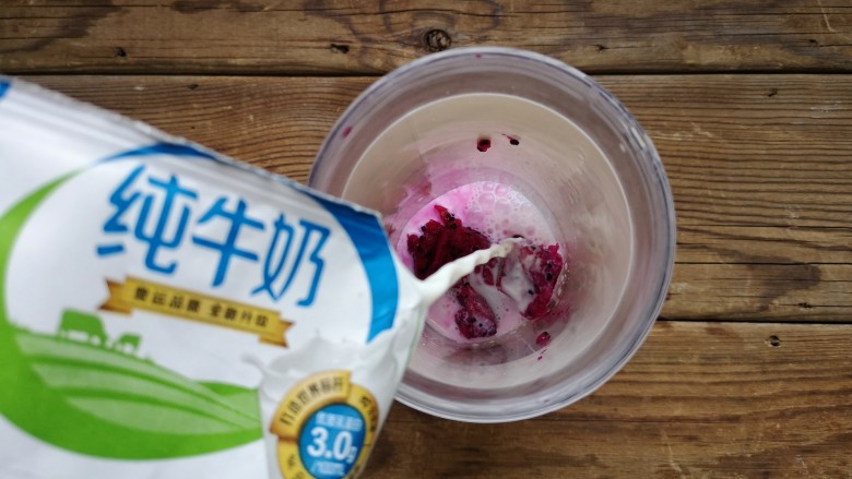 火龙果椰蓉奶冻,取1/4火龙果肉加入榨汁杯,加入1袋<a style='color:red;display:inline-block;' href='/shicai/ 13431'>纯牛奶</a>,打成火龙果牛奶。